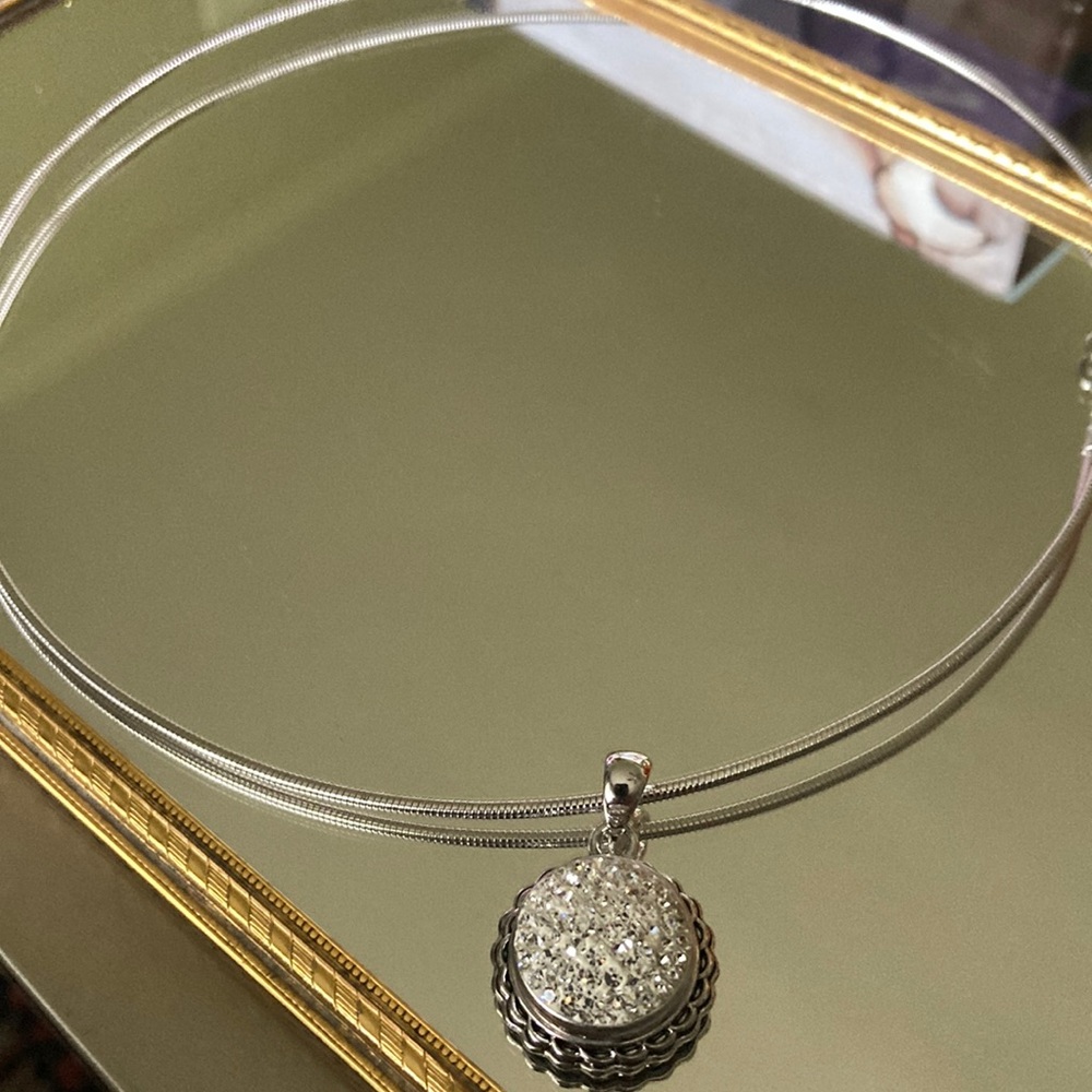 Choker with pendant